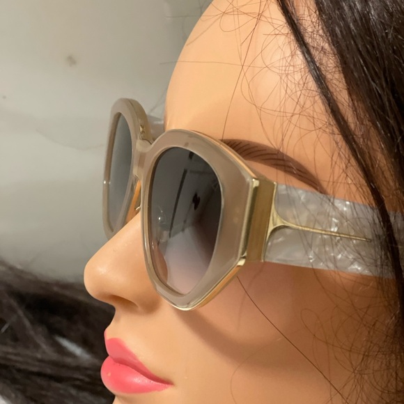 Dezi Eyewear - Charge It Alluded Nud
/ Smoke Gradient. Chic and attractive - Picture 2 of 16